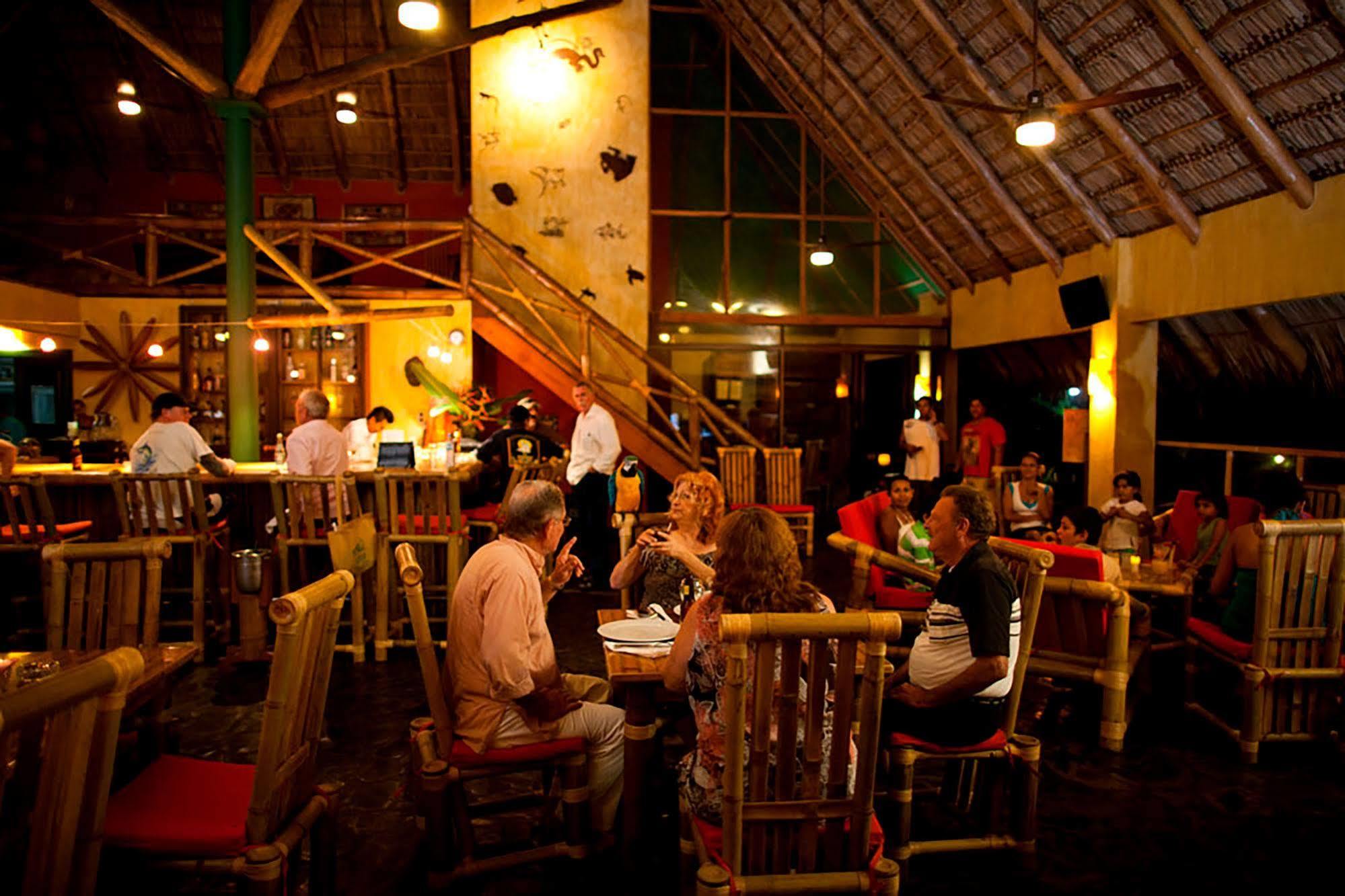 Clandestino Beach Resort Парріта Ресторан фото